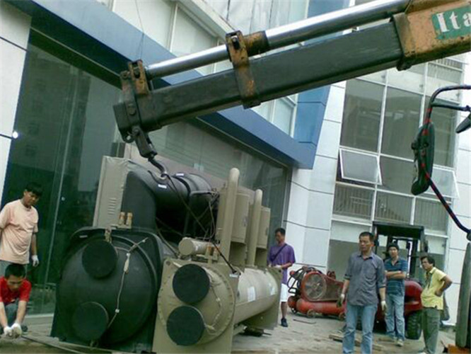 罗山县随车吊和汽车吊的核心区别是什么？哪种更省钱？