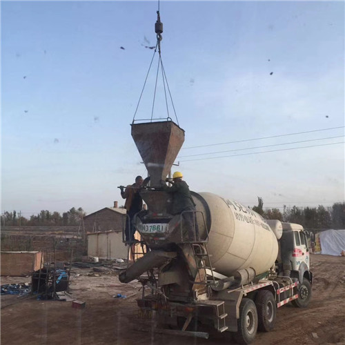 罗山县“精准瞄准”—— 吊车的 “定位导航” 技术