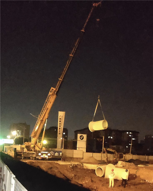 罗山县“弯臂矫正”—— 吊车的 “形变补偿” 技术